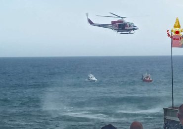 Surfista e nuotatore soccorsi nelle <b>acque</b> davanti ai bagni Lido e messi in salvo - GenovaQuotidiana