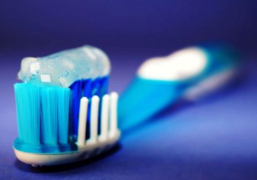 Dentifricio in cucina, così ho risolto diversi problemi: in questo modo <b>risparmio</b> moltissimi soldi