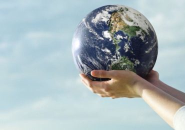 Meno acqua, plastica, energia e vestiti nuovi: lo stile di vita sostenibile della Generazione Z