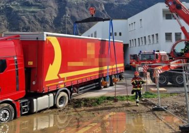 Rimane bloccato con il camion in una pozza di <b>acqua</b> e fango (FOTO) - il Dolomiti