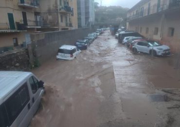 Maltempo, allagamenti all'Elba e auto trascinate dall'<b>acqua</b> - Notizie - Ansa.it