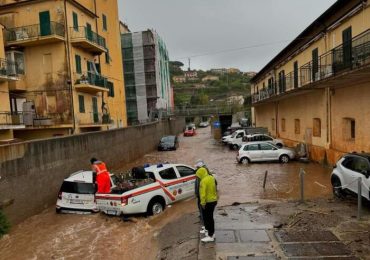 Maltempo, allagamenti all'Elba e auto trascinate dall'<b>acqua</b> - Notizie - Ansa.it