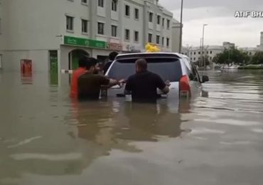 Piogge torrenziali paralizzano Dubai, le auto sommerse dall'<b>acqua</b> - Askanews