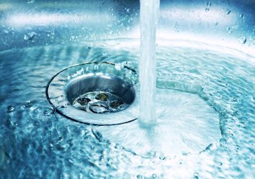 Come <b>risparmiare acqua</b> in Sicilia, le 24 regole per evitare sprechi, dal lavaggio dei denti alla doccia