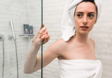 Come <b>risparmiare acqua</b> in Sicilia, le 24 regole per evitare sprechi, dal lavaggio dei denti alla doccia