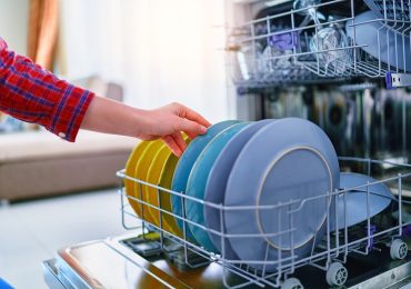 Come utilizzare la lavastoviglie: consigli per farlo correttamente e <b>risparmiare</b> - Cookist