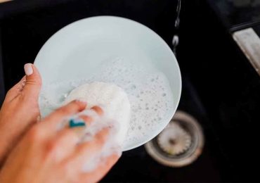 Hai sempre sbagliato a lavare i piatti in questo modo e rischi grosso: nessuno te l'ha mai detto