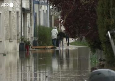 Maltempo in Francia: case, strade e negozi sommersi dall'<b>acqua</b> per le inondazioni