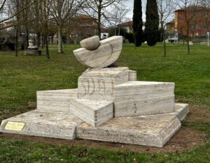 Rapolano: si inaugura una nuova scultura in travertino nel Parco dell'<b>Acqua</b>