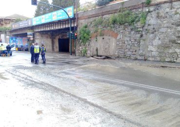 Emergenza a Sampierdarena: tubo dell'<b>acqua</b> rotto in via Reti - Lavocedigenova.it