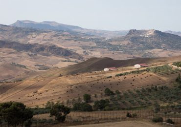 Deserto Sicilia. Gli occhi del mondo sull'isola senz'acqua che perde raccolti e turisti