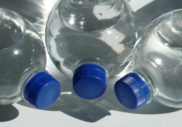 L'<b>acqua</b> in bottiglia in Italia: numeri allarmanti e impatto ambientale nel contesto europeo