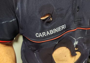 Arrivano le polo per i motociclisti dei Reparti Radiomobile, ma il contatto con l'<b>acqua</b> le danneggia