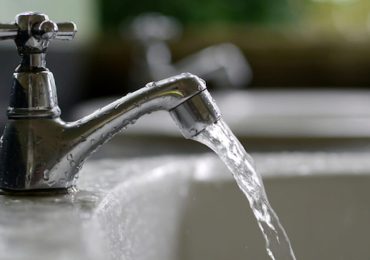 <b>Acqua</b> solo per bere, cucinare e farsi la doccia: scatta l'ordinanza comunale contro lo spreco
