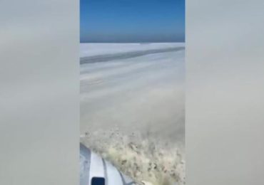 Mucillagine in Adriatico: le <b>acqua</b> al largo di Rimini sono invase | Corriere TV