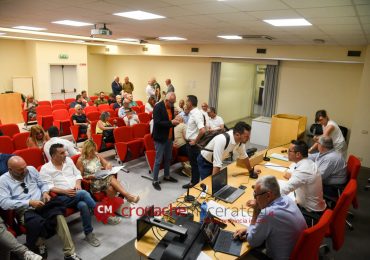 L'accordo in Aato, i sindaci: «Bel segnale». Insorge il comitato per l'<b>acqua</b> pubblica