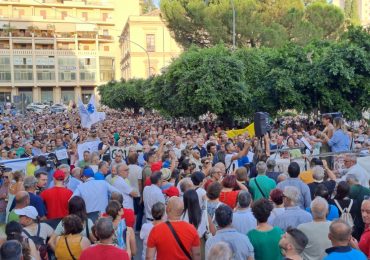 Sicilia assetata, in cinquemila in piazza ad Agrigento per l'<b>acqua</b>: «<b>Gestione</b> della crisi inadeguata