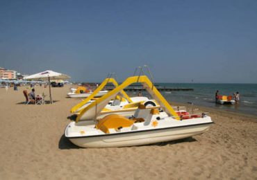 Pedalò imbarca <b>acqua</b>, poliziotto in crociera salva gli occupanti - Notizie - Ansa.it