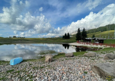 Ville di Fiemme, lago di Lavazè invaso dalla alghe: stanziati 50mila euro per interventi di mitigazione