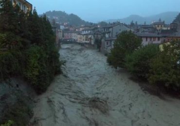 Montagna d'<b>acqua</b> a Modigliana: le case del paese sommerse - Corriere Tv