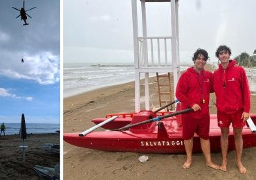Entra in <b>acqua</b> a Jesolo per un bagno refrigerante dopo 7 ore di viaggio, poi il malore