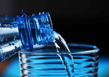 <b>Acqua</b>, solo questa fa davvero bene ai reni: c'è scritto direttamente sull'etichetta ma pochi ci ...