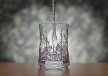 Salute, bere <b>acqua</b> è più pericoloso di quanto pensi: salvati la vita con un passaggio fondamentale