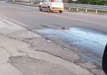 SIRIGNANO. Perdita d'<b>acqua</b> sulla Statale 7 bis: spreco di litri preziosi a causa di una tubatura rotta -