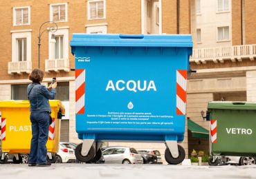 Installazione a Roma: un gigantesco bidone d'acqua per sensibilizzare sullo spreco idrico