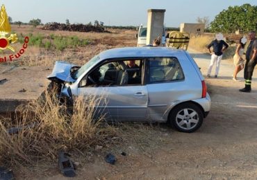 Auto esce fuori strada e finisce nella vasca della raccolta di <b>acqua</b> piovana: tre ferite