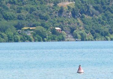 Si tuffano nel lago di Castel Gandolfo ma non riemergono dall'<b>acqua</b>: morti due ragazzi ...