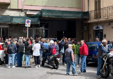 <b>Acqua</b> razionata, protesta davanti alla sede di AcquaEnna - vivienna.it