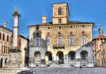 Grande sorpresa alla festa dell'oratorio di Sabbioneta: arriva lo scivolo ad <b>acqua</b> lungo 45 metri