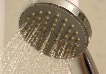 Ragazza di 14 anni inventa un dispositivo che evita lo spreco dell'<b>acqua</b> della doccia