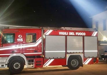 Maltempo, auto travolte dall'<b>acqua</b> nel foggiano. Disperso un Vigile del fuoco - Sky TG24