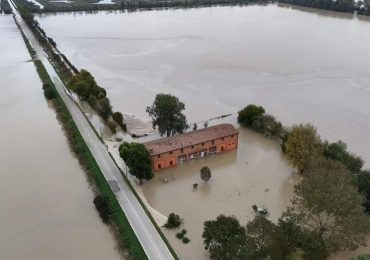 Le campagne di Argenta invase dall'<b>acqua</b> dell'Idice: “Ancora impossibile raggiungere l'argine rotto”