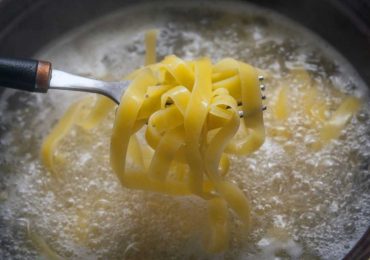 Come cuocere la pasta a fuoco spento: i pro e i contro (e i trucchetti)