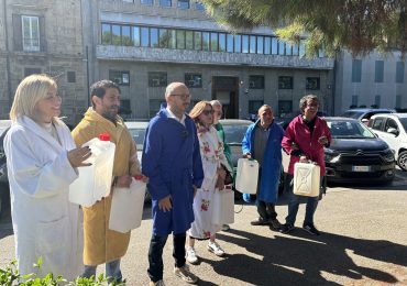 Siccità, Faraone protesta in accappatoio a Palazzo d'Orleans VIDEO - LiveSicilia