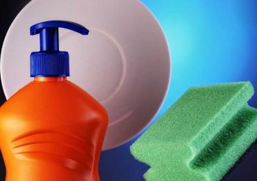 Lavare i piatti a mano o in lavastoviglie: unione consumatori svela qual è l'opzione più economica