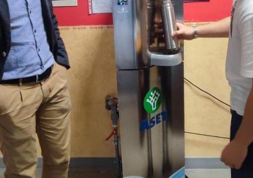 Erogatore d'<b>acqua</b>. Il regalo di Aset al liceo Torelli - Il Resto del Carlino