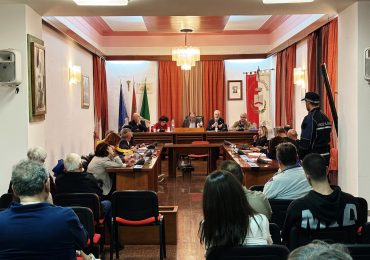Crisi idrica: senza <b>acqua</b> potabile per tredici ore al giorno, nel mirino dei sindaci la <b>gestione</b> Sasi