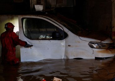 Salgono a 211 le vittime dell'alluvione, cresce la polemica contro il governatore di Valencia