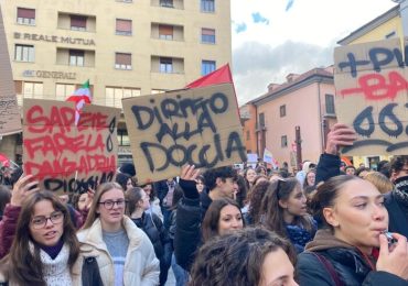 Potenza senz'<b>acqua</b> da settimane, in piazza per la doccia - Notizie - Ansa.it