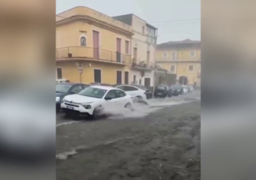 Bomba d'<b>acqua</b> ad Acireale, torrente esondato allaga le strade - Corriere Tv