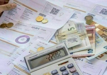 Bollette luce e gas, aumenti del 12,5% rispetto a 6 mesi fa: come <b>risparmiare</b> circa 600 euro l'anno