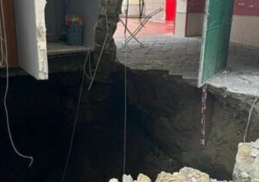 Rischio crollo in via Diaz: evacuate 17 famiglie. Si allarga la voragine | FOTO - CasertaNews