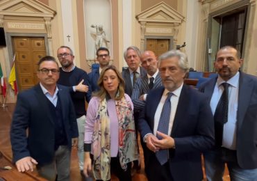 Caltanissetta, opposizione occupa l'aula consiliare per protesta “contro la pessima <b>gestione</b> ...