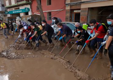 Alluvione a Valencia, le ruspe non bastano: centinaia di volontari spazzano il fango dalle ...
