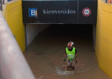 Valencia, idrovore al lavoro per pompare <b>acqua</b> dal parcheggio sommerso - Il Fatto Quotidiano