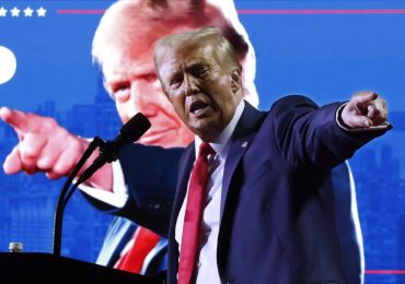 Trump prepara la squadra di governo ma lascia fuori Haley e Pompeo. Proteste contro la ...